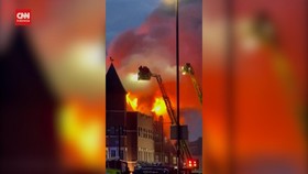 VIDEO: Penampakan Kobaran Api Lahap Kantor Polisi di London