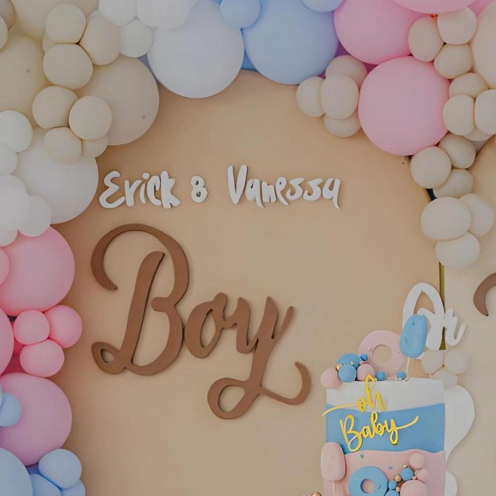 <p>Akhirnya, terlihat bahwa potongan kue yang diambil oleh Vanessa dan Erick untuk mengetahui jenis kelamin calon anaknya berwarna biru. “Guys, it’s a boy,” ungkap Vanessa dengan antusias kepada para pengikutnya. "<em>I’m a mother of boys!! Thank you to our friends who came to celebrate this day, appreciate it. I’m happy to see my family growing and to have an another boy to play with Aizen</em>," ucapnya. (Foto: Instagram/vanessaaiskandar).</p>