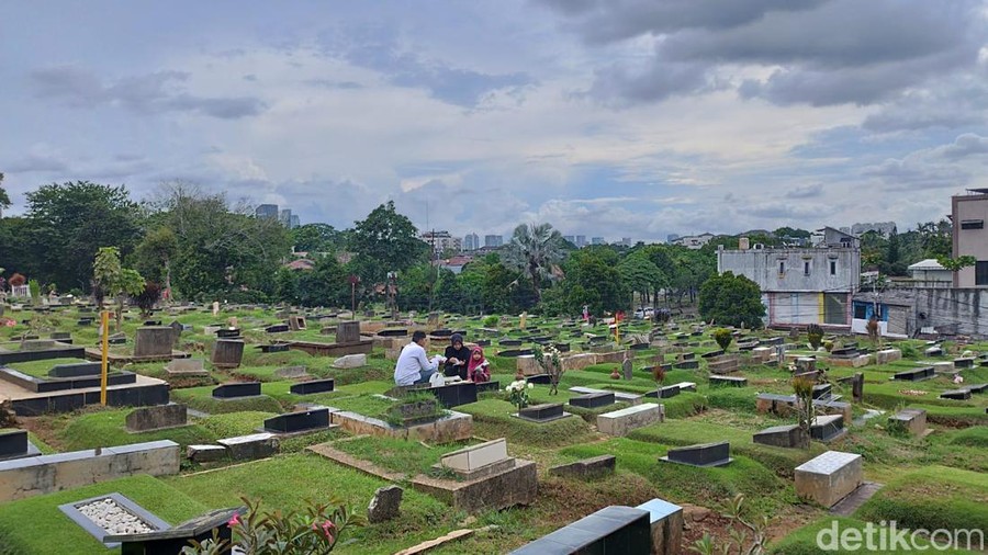 Ziarah makam di TPU Jeruk Purut Ziarah makam di TPU Jeruk Purut