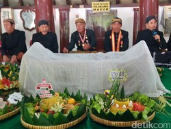 Haul Sunan Pandanaran Klaten, Gunungan Dibawa ke Makam Melalui 250 Anak Tangga