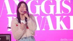 img-title Lirik Lagu Lewat Semesta - Anggis Devaki