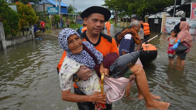 Tiga orang tewas dalam bencana banjir dan tanah longsor di wilayah Kabupaten Padang Pariaman, Sumatra Barat.