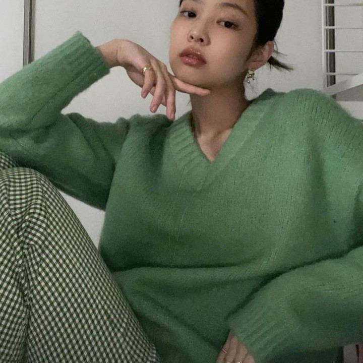 <p>Bernuansa hijau, Jennie terlihat kasual sekaligus elegan memakai <em>knitted sweater</em> dan celana motif kotak-kotak. (Foto: Instagram @jennierubyjane)</p>