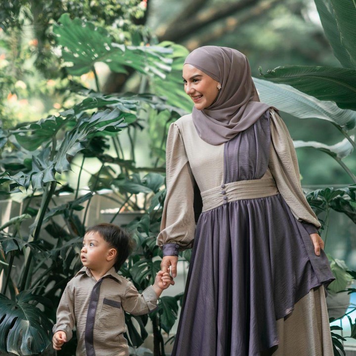 <p>Di kehamilan keduanya yang memasuki bulan kelima, Irish Bella berpose dengan baju dress abaya berlayer, berwarna earth tone. Dan dipadukan pashmina dengan warna senada. Ia terlihat begitu ayu dan menawan. (Foto: Instagram @_irishbella_)</p>