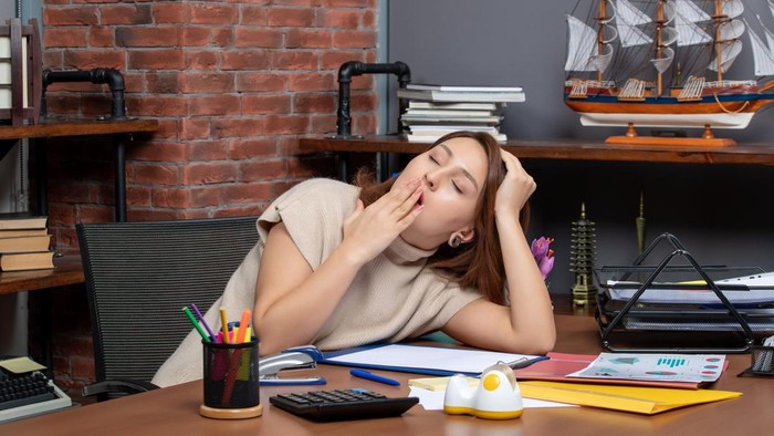 10 Cara Mengatasi Rasa Ngantuk di Tempat Kerja Saat Berpuasa