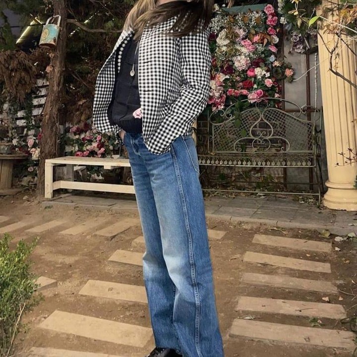 <p>Celana jeans atau denim selalu masuk ke semua warna dan motif pakaian. Kali ini, Jennie memadukannya dengan jaket motif kotak-kotak dan inner hitam. (Foto: Instagram @jennierubyjane)</p>