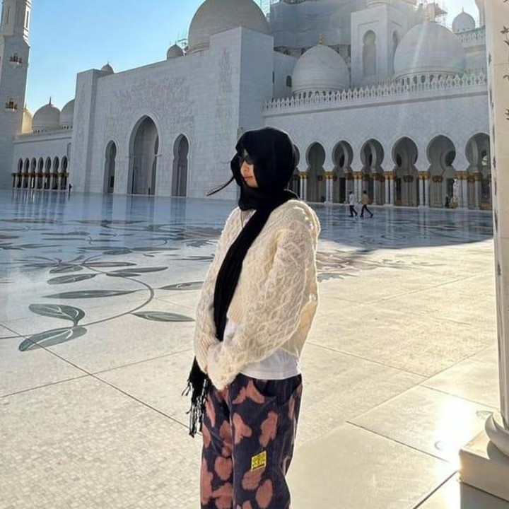 <p>Di akun Instagram pribadinya, Jennie BLACKPINK kerap membagikan OOTD-nya yang khas. Salah satunya saat mengunjungi Masjid Agung Syeikh Zayed di Abu Dhabi, UEA. Ia terlihat kasual dan santai mengenakan sweater rajut dan celana motif yang dipadukan dengan sneaker. (Foto: Instagram @jennierubyjane)</p>