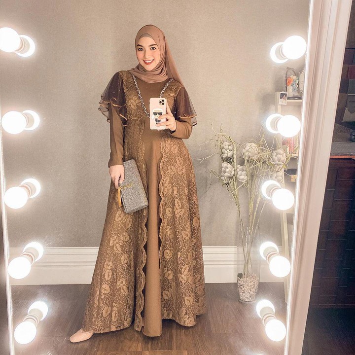 <p>Di masa kehamilan bulan keenam, Citra Kirana mengunggah fotonya yang memakai dress berwarna coklat karamel. Motif detail dedaunan di sekitarnya menambah kesan elegan, mewah, namun tidak berlebihan. (Foto: Instagram @citraciki)</p>
