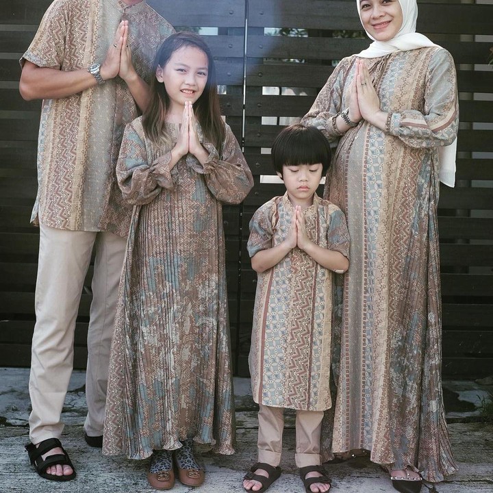 <p>Dian Ayu Lestari memakai dress gamis dengan motif batik, yang couple dengan suami dan anak-anaknya. Pilihan paduan motif batik dengan warna tersebut membuat istri Omesh itu, terlihat kalem dan ayu dalam berpose. (Foto: Instagram @dianayulestari)</p>