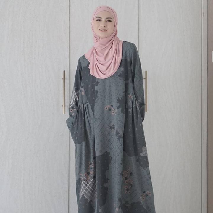 <p>Bunda yang bertubuh tinggi juga cocok mengenakan gamis bersiluet <em>A-line.</em> Potongan ini akan membalut tubuh dengan sempurna. Dalam potret yang dibagikan, Donita memadukan gamis motif abu-abu dengan hijab pink agar terlihat kontras. (Foto: Instagram @donitabhubiy)</p>