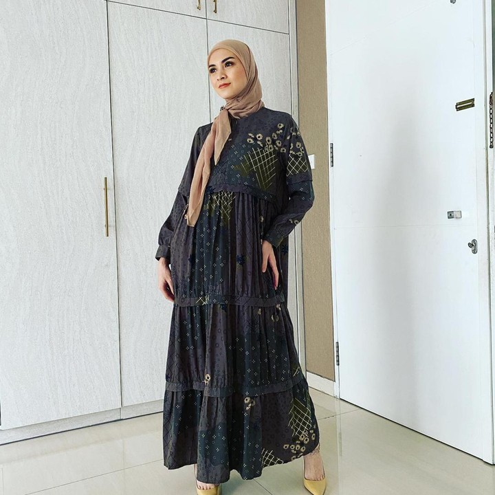 <p>Warna hitam juga bisa menjadi pilihan yang cocok untuk gamis. Warna hitam yang netral dapat terlihat menarik ketika dipadu bersama motif berwarna cerah. Samakan warna hijab dengan motif bajunya, ya. (Foto: Instagram @donitabhubiy)</p>
