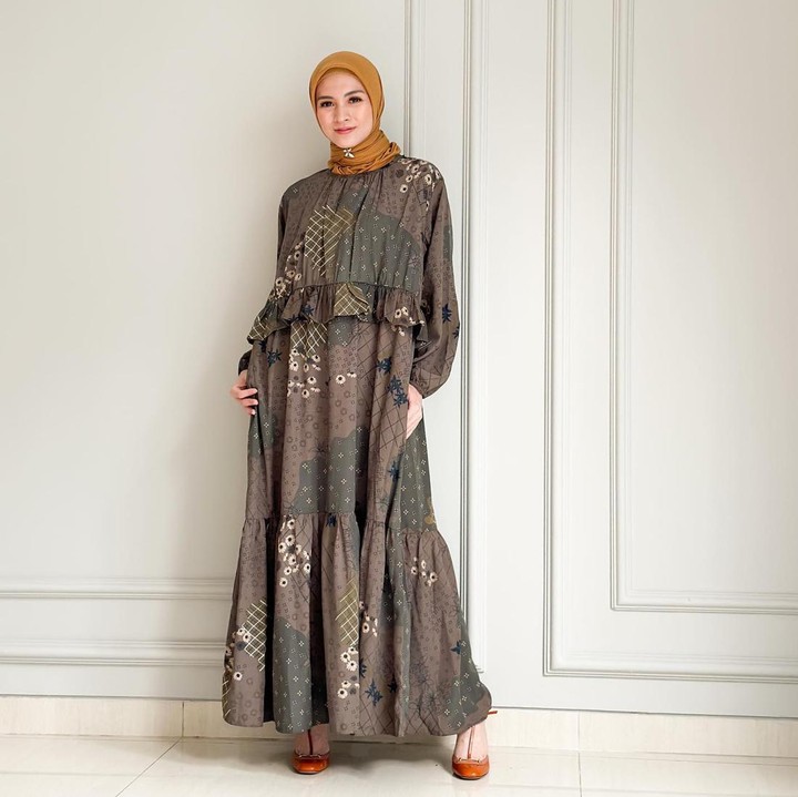 <p>Nuansa <em>earthy tone</em> masih menjadi tren yang digemari oleh para Muslimah. Bunda dapat memakai gamis berwarna cokelat dengan aksen <em>ruffle</em> pada bagian pinggang untuk kesan manis. (Foto: Instagram @donitabhubiy)</p>