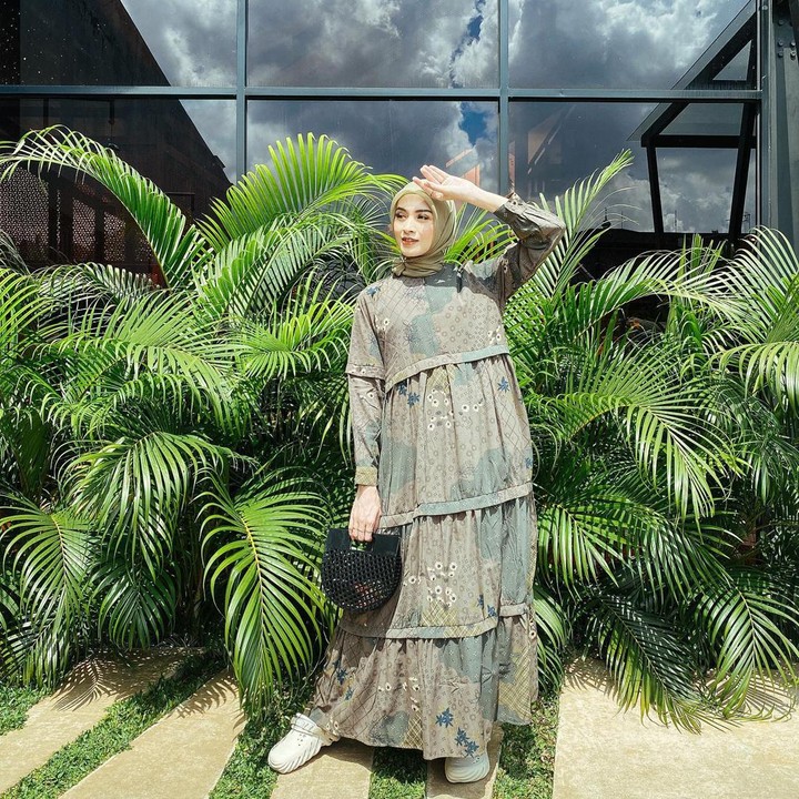 <p>Aksen <em>ruffle</em> juga bisa menghiasi gamis pada bagian badan hingga rok. Aksen tersebut akan memberi sentuhan kasual dan lebih santai ketika memakai gamis bermotif. (Foto: Instagram @donitabhubiy)</p>