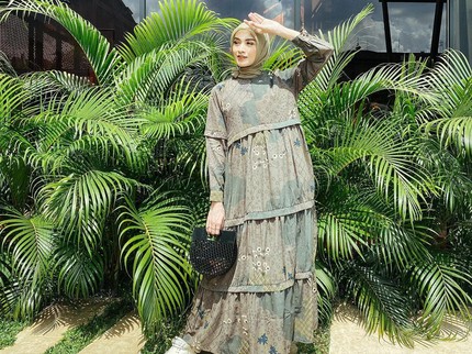 5 Potret OOTD Gamis Motif ala Donita, Bisa Dipakai Saat Silaturahmi Lebaran