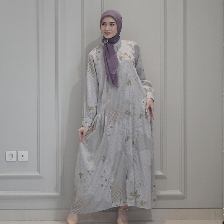 <p>Aktris Donita tampil semakin modis sejak berhijab. Ada banyak padu padan gamis Donita yang bisa dijadikan sebagai referensi busana Lebaran, nih. Salah satu yang kerap ia gunakan sebagai OOTD adalah gamis motif yang dipadu bersama hijab polos. (Foto: Instagram @donitabhubiy)</p>