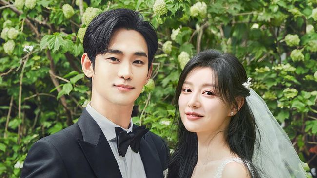 Kim Soo-hyun cerita kesan memerankan pasangan suami istri dengan Kim Ji-won dalam drama terbaru mereka, Queen of Tears.
