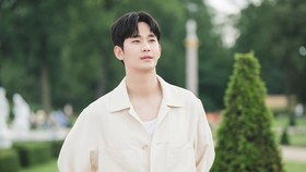Curhat Kim Soo-hyun Hati Berdebar Syuting Queen of Tears di Jerman