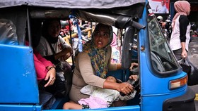 FOTO: Sopir Bajaj Itu Bernama Ekawati, Tangguh Arungi Jalanan