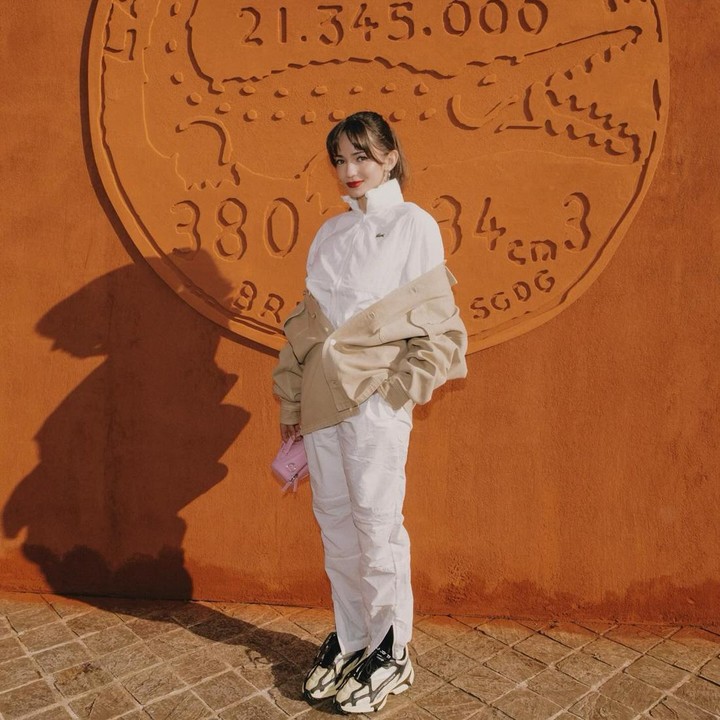 <p>Dalam kunjungannya ke Prancis, Enzy Storia menjadi salah satu tamu undangan yang hadir di pertunjukan brand Lacoste di gelaran Paris Fashion Week 2024. <em>"Happy to be back in Paris with @lacoste! #lacosteFW24,"</em> tulis Enzy dalam unggahannya. (Foto: Instagram @enzystoria)</p>