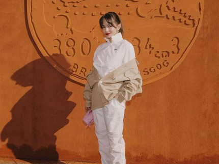 5 Potret Enzy Storia Hadiri Paris Fashion Week, Modis Bergaya Kasual