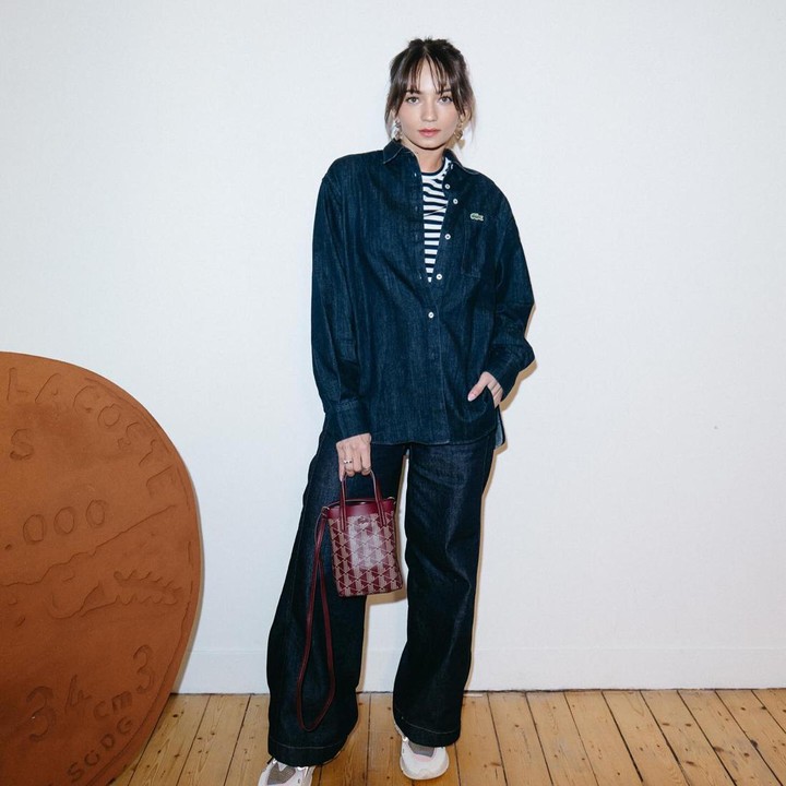 <p>Outfit yang dikenakan oleh Enzy Storia juga mencuri perhatian. Ia mengenakan satu set busana kasual berwarna gelap. Ia memadukan <em>patterned shirt</em> dengan jaket, kemudian memakai<em> baggy jeans</em> dan sepatu <em>sneakers.</em> (Foto: Instagram @enzystoria)</p>