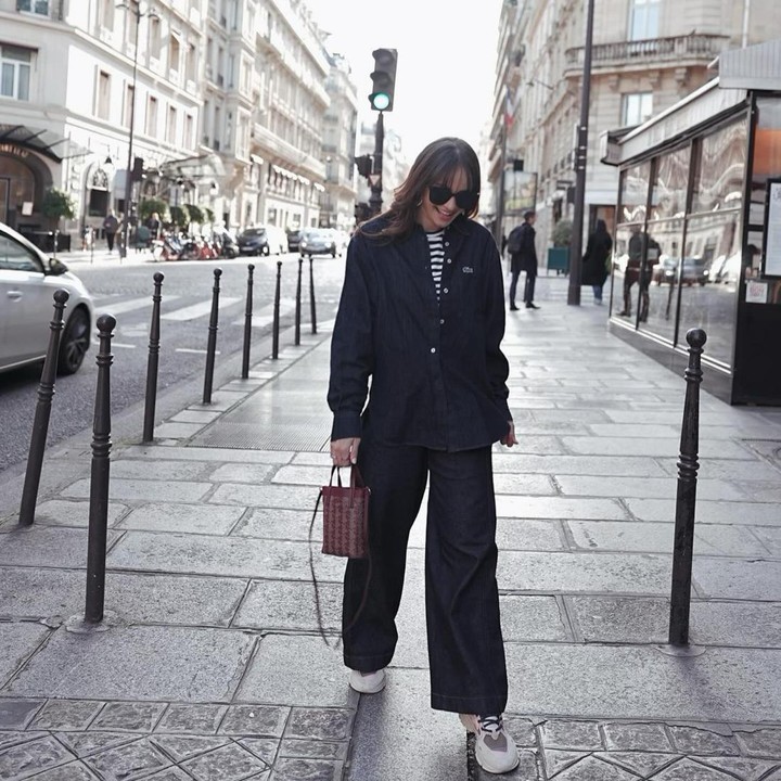 <p>Saat berjalan-jalan di Paris, Enzy Storia tak lupa mengabadikan potretnya. Ia berpose bak seorang model <em>fashion week,</em> nih. (Foto: Instagram @enzystoria)</p>