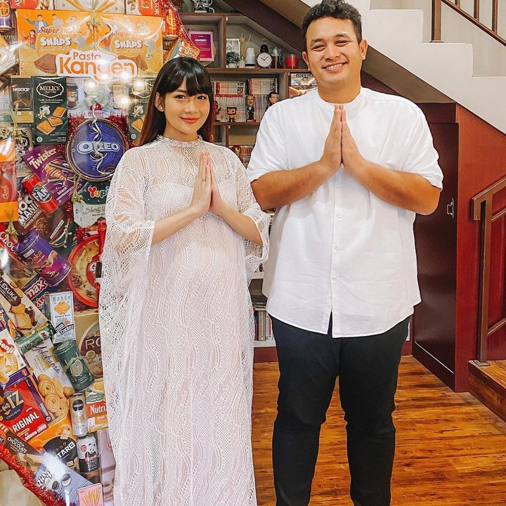 <p>Berlapiskan baju kaftan putih, membuat Adiezty Fersa terlihat makin cerah dan cantik di tengah keadaan mengandung. Detail-detail motif pada kain juga menambahkan kesan elegan di baju yang dikenakan. (Foto: Instagram @adieztyfersa)</p>