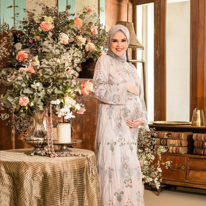 <p>Aktris Cut Meyriska juga tampil begitu memikat dengan long dress berdetail yang dipadukan jilbab warna sea salt white yang senada. Foto ini ia unggah di masa kehamilannya yang berusia 7 bulan. (Foto: Instagram @cutratumeyriska)</p>