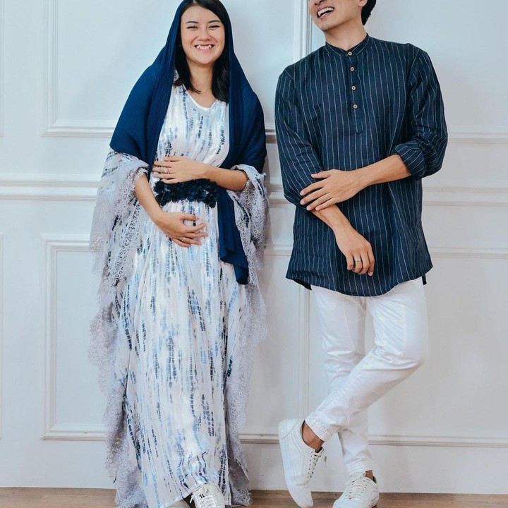 <p>Paduan warna biru putih pada baju dress yang dikenakan Ina Marika memberikan kesan sejuk di mata. Ditambah dengan motif abstrak membuatnya terlihat segar di tengah kehamilan. (Foto: Instagram @ina.marika)</p>