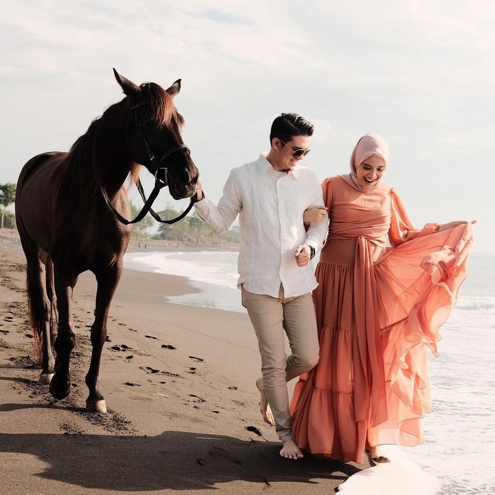 <p>Lain lagi dengan Zaskia Sungkar yang memilih long dress abaya berwarna kuning nectar. Warna kuning oranye yang begitu kontras menambah kesan cerah. Ia terlihat begitu menawan dengan layer-layer dress tersebut. (Foto: Instagram @zaskiasungkar15)</p>