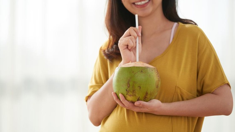 Ibu hamil minum kelapa Ibu hamil minum kelapa