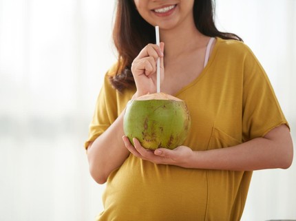 5 Mitos Air Kelapa untuk Ibu Hamil, Simak Manfaat yang Sebenarnya
