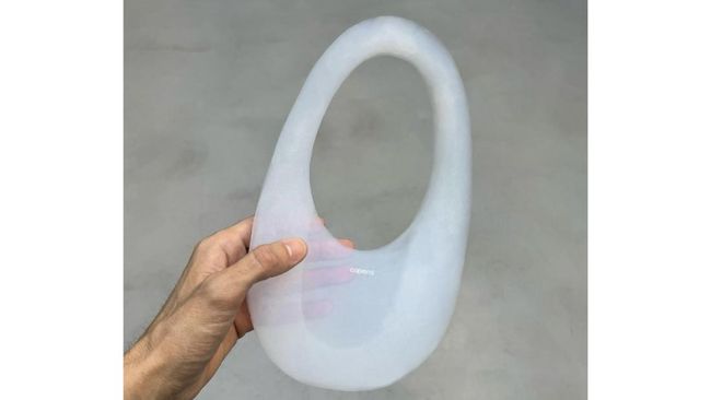 Coperni kembali bikin heboh. Kali ini kedua desainer Sébastien Meyer and Arnaud Vaillant menghadirkan tas tangan yang berbahan dasar udara. 