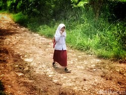 Kisah Bocah SD Sukabumi Jualan Es Mambo Bantu Ibu yang Sakit