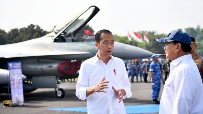 Dalam kunjungan kerja hari ini, Jokowi didampingi Menhan Prabowo Subianto. Ia meninjau alutsista TNI di Magetan.