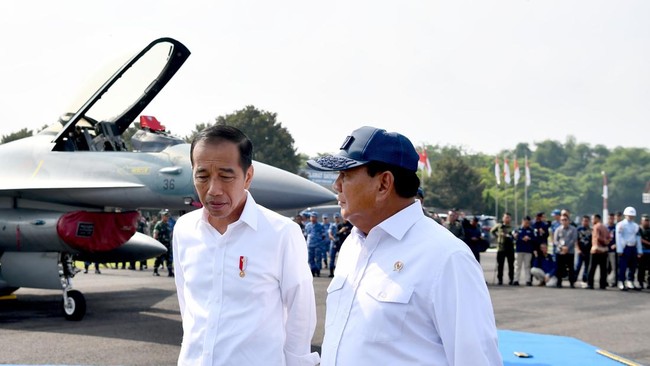 Presiden Jokowi Beri Salam "Presiden" kepada Prabowo dalam Perayaan Hari Bhayangkara