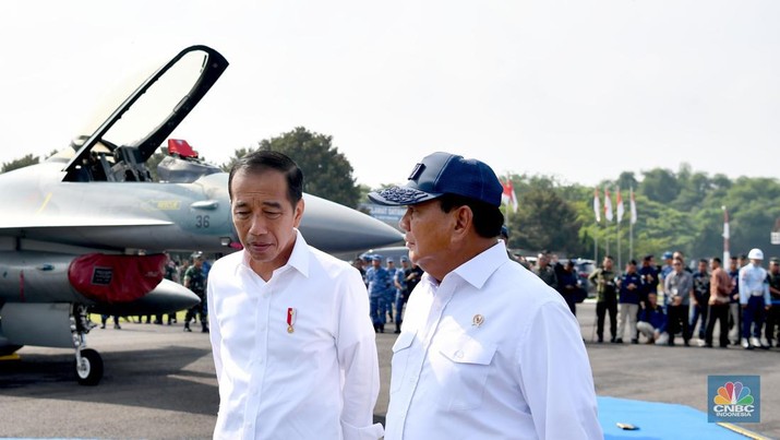 Jokowi Presiden Joko Widodo (Jokowi) meninjau alat utama sistem persenjataan (Alutsista) TNI di Pangkalan TNI AU Iswahjudi, Kabupaten Magetan, Jumat (8/3/2024). (CNBC Indonesia/Emir Yanwhardana)
