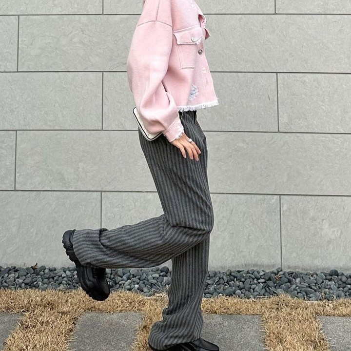 <p>Kali ini Jennie mengenakan <em>cropped jacket</em> merah muda dengan bawahan celana abu-abu gelap bermotif <em>striped</em>. Sepatu <em>loafers</em> hitamnya menyempurnakan <em>style</em> sang idol. (Foto: Instagram @jennierubyjane)</p>
