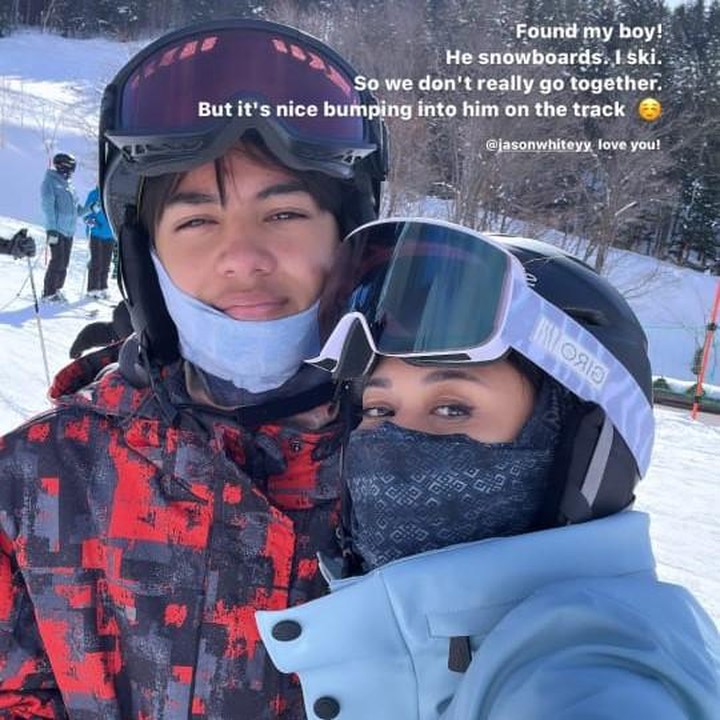 <p>Sementara itu, Nana Mirdad memilih untuk melakukan ski. Ia sempat berpapasan dengan Jason yang tengah asyik bersama sang Ayah.<em> "Found my boy! He snowboard, I ski, so we don't really go together. But it's nice bumping into him on the track</em> (Bertemu putraku. Dia bermain snowboard, aku melakukan ski sehingga kami tidak bersama. Tapi seru juga bisa berpapasan dengannya," tulis Nana dalam unggahannya. (Foto: Instagram Nana Mirdan dan Andrew White)</p>