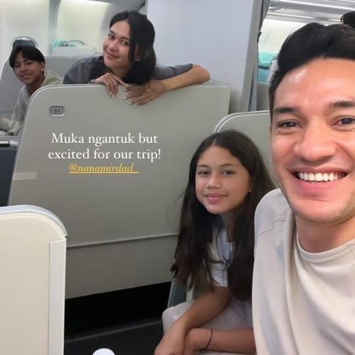<p>Nana Mirdad dan Andrew White tengah menikmati petualangan di Jepang. Pasangan ini turut mengajak kedua anak mereka, Sarah dan Jason. (Foto: Instagram Nana Mirdan dan Andrew White)</p>