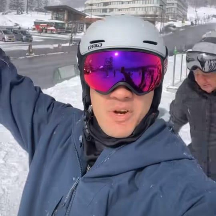<p>Ayah Andrew juga tak mau ketinggalan, nih. Bersama sang putra, ia didampingi agar tetap dalam keadaan aman selama berseluncur. (Foto: Instagram Nana Mirdan dan Andrew White)<br /><br /><br /></p>