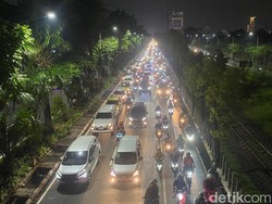 Warga Ngeluh Terjebak Macet Jelang Long Weekend di Jalan A Yani Surabaya