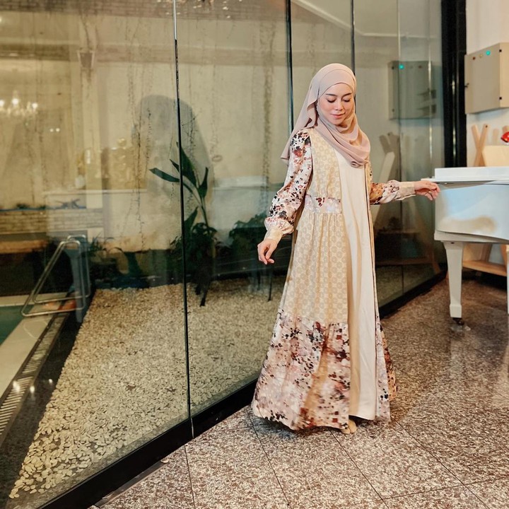 <p>Selain gamis polos, Bunda juga bisa mengenakan gamis motif seperti Lesti. Ia memakai gamis dengan perpaduan motif polkadot dan abstrak. Pemilihan warna beige memberi kesan lembut pada busananya. (Foto: Instagram @lestikejora)</p>
