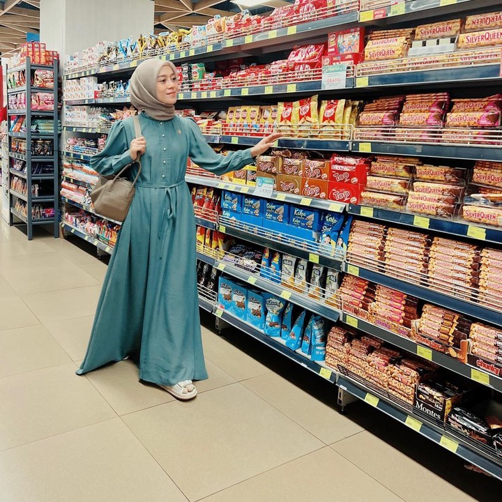 <p>Penampilan Lesty Kejora dengan gamis dapat menjadi inspirasi berbusana di bulan Ramadhan dan Hari Raya Idul Fitri. Lesty kerap memilih gamis berwarna cerah yang dilengkapi dengan aksen manis seperti kancing dan tali ikat. (Foto: Instagram @lestikejora)</p>