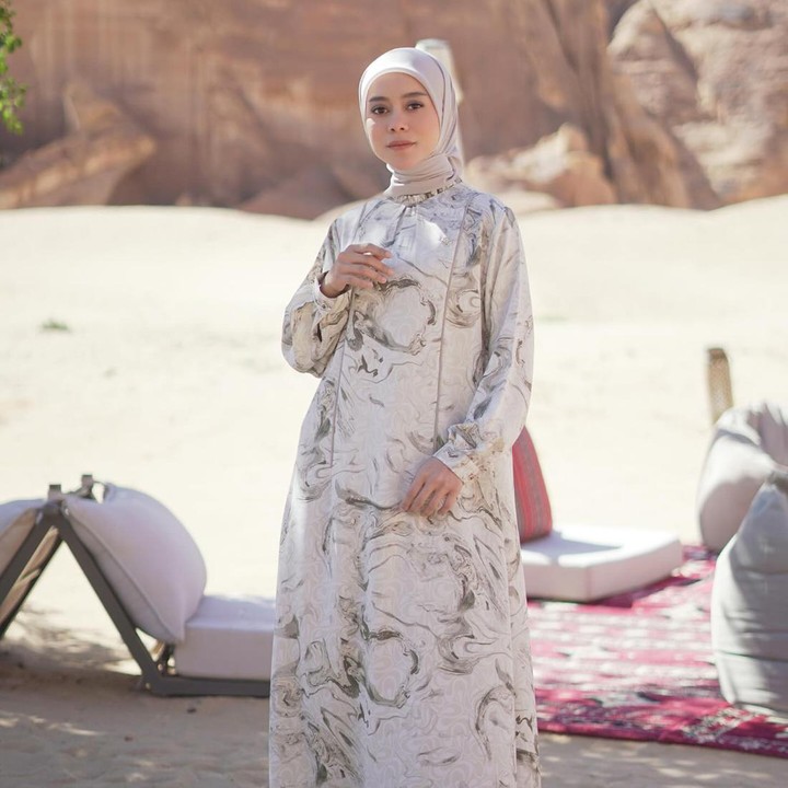 <p>Motif abstrak pada gamis dapat memberi kesan elegan, Bunda. Seperti Lesti yang mengenakan gamis motif, ia memadukannya bersama hijab segi empat berwarna senada. (Foto: Instagram @lestikejora)</p>