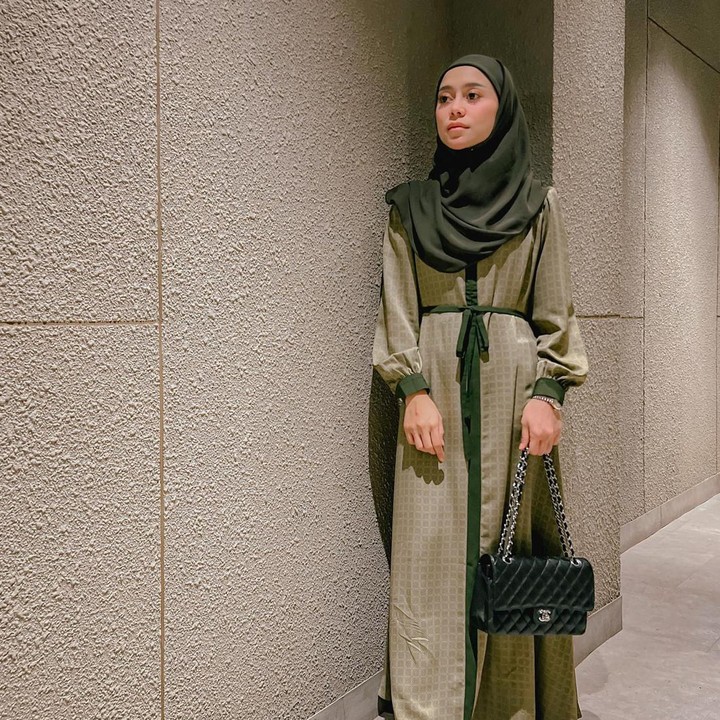<p>Untuk tampilan kasual, Lesti mengenakan gamis dengan model yang lebih santai dan memadukannya bersama sepatu <em>sneakers,</em> Bunda. (Foto: Instagram @lestikejora)</p>