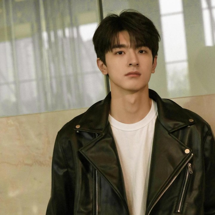 <p>Lin Yi merupakan alumni Beijing Sport University jurusan Tari Ballroom Nasional. Ia lulus dengan nilai tertinggi dalam ujian terpadu jurusan tari di Provinsi Liaoning, lho. (Foto: Instagram @iam_linyi)<br /><br /><br /></p>