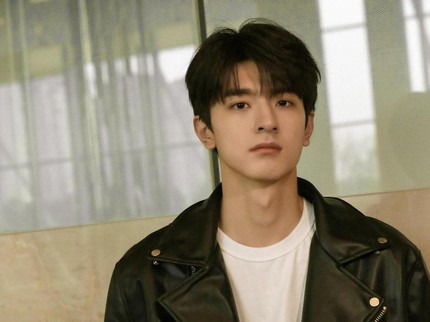 7 Potret Lin Yi, Pemeran Gu Xun Pria Tsundere di Drama China Everyone Loves Me