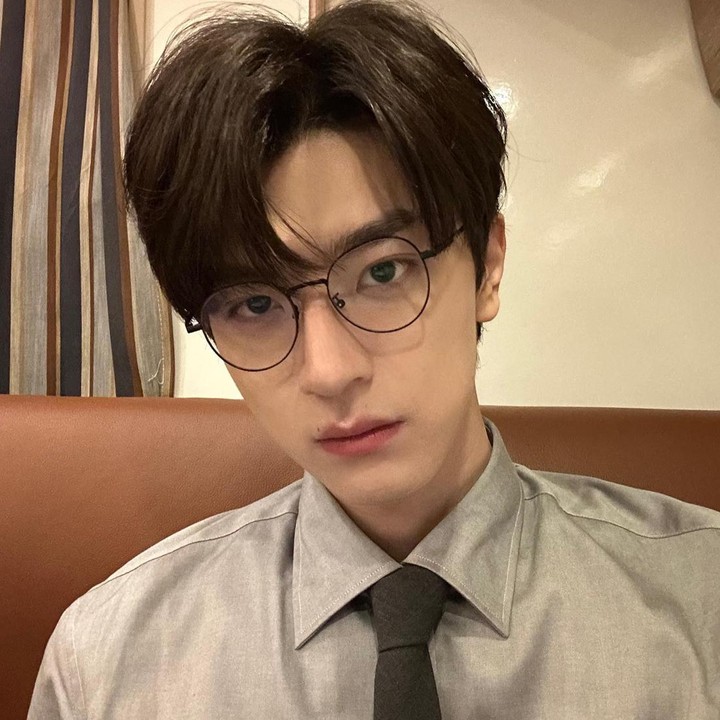 <p>Lahir di Hebei, China pada 11 Januari 1999, pria berusia 25 tahun ini turut dikenal sebagai model asal Tiongkok. Sebagai informasi, ia mendapatkan popularitas setelah membintangi drama web romantis<em> Put Your Head on My Shoulder</em> pada tahun 2019. (Foto: Instagram @iam_linyi)<br /><br /><br /></p>