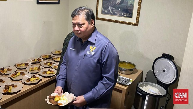 Menko Perekonomian Airlangga Hartarto mengklaim anggaran makan siangnya di bawah Rp15 ribu per porsi. Isinya; nasi, opor, bace, sambal dan kering kentang.